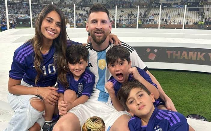 Ay, güey. Ni Messi sube las fotos de sus hijos con un emoji pegadote en sus caras, mamón. Y a ti que no te pela ni tu tía.