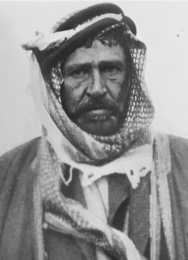 لقد ذكرت في تغريدة سابقة عن الشاعر الكبير #سفر_الدغيلبي أنّه ليس بشاعر فقط؛بل هو مفكّر وذو ثقافة عالية بمعاني ومفردات وبلاغة #اللغة_العربية لذلك رأيي بقوله:
يدوم البقا يامحيي ورث الأجداد
بعد طيبك إبن مهيد خلّه يولّي
ردّاً على الشاعر العازمي،أنّه ذروة #المديح لإبن مهيد رحمه الله.