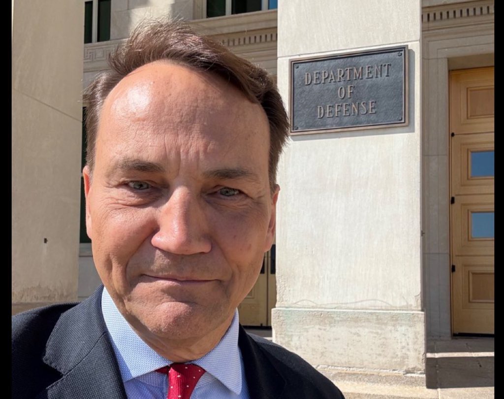 Karol Nawrocki (@nawrockikn) on Twitter photo Szanowny Panie Ministrze <a href="/radeksikorski/">Radek Sikorski</a>, ja już w Polsce - dziś Narodowe Czytanie. Nie mam możliwości zająć się Pana albumem z Waszyngtonu w innej formie, ale apeluję o powagę.
Nasze relacje z USA to naprawdę kwestia zasadnicza dla 🇵🇱 Minister SZ, cykający selfie pod budynkami Szanowny Panie Ministrze <a href="/radeksikorski/">Radek Sikorski</a>, ja już w Polsce - dziś Narodowe Czytanie. Nie mam możliwości zająć się Pana albumem z Waszyngtonu w innej formie, ale apeluję o powagę.
Nasze relacje z USA to naprawdę kwestia zasadnicza dla 🇵🇱 Minister SZ, cykający selfie pod budynkami