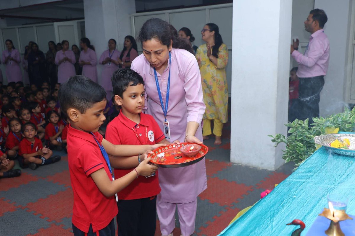 7iworldschool_g's tweet image. The arrival of Lord Ganesha brought joy, positivity, and devotion all around. With chants of Ganpati Bappa Morya, students and teachers celebrated Ganesh Chaturthi with great zeal. 

#7iworldschool
#GwaliorSchool
#GaneshChaturthi
#GanpatiCelebration
#SchoolFestivities