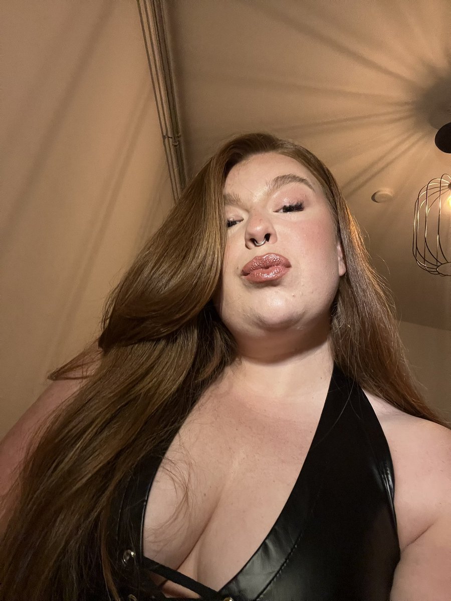 vanessa_nena_'s tweet photo. Welk hondje kan het beste knielen en blaffen voor deze godin, ik verwacht spraakmemos van jullie losers in mn chat 🐶🗣️
#Stacktember #Findom #Paypig #Cashfetish #FinancialDomination #SubLife #KneelForMe https://t.co/Di86UMDpPS
