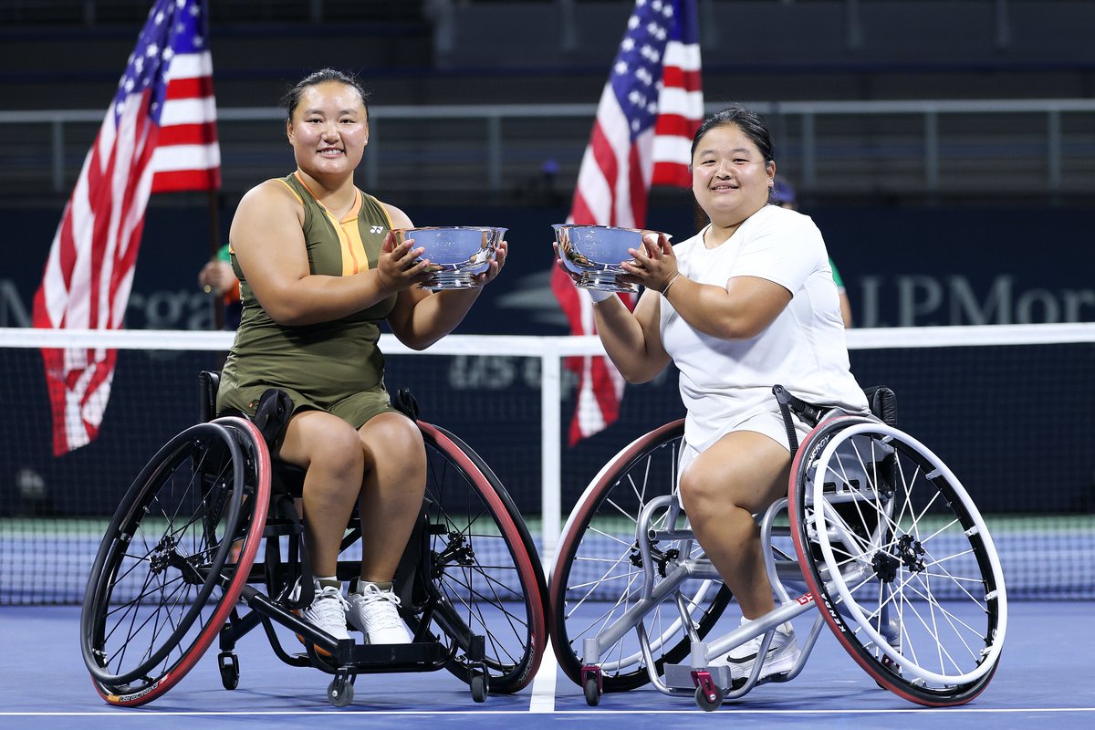 CGTNSportsScene's tweet image. 🇨🇳Chinese pair Li Xiaohui/Wang Ziying won the #USOpen2025 women&apos;s wheelchair doubles🏆with a 6-4, 7-6 win over 🇨🇳Zhu Zhenzhen/🇳🇱Diede de Groot.

🎉Li &amp;amp; Wang finished their 2025 Grand Slam season with 3 titles &amp;amp; 1 runner-up:
🏆#AustralianOpen
🥈#RolandGarros
🏆#Wimbledon
🏆#USOpen