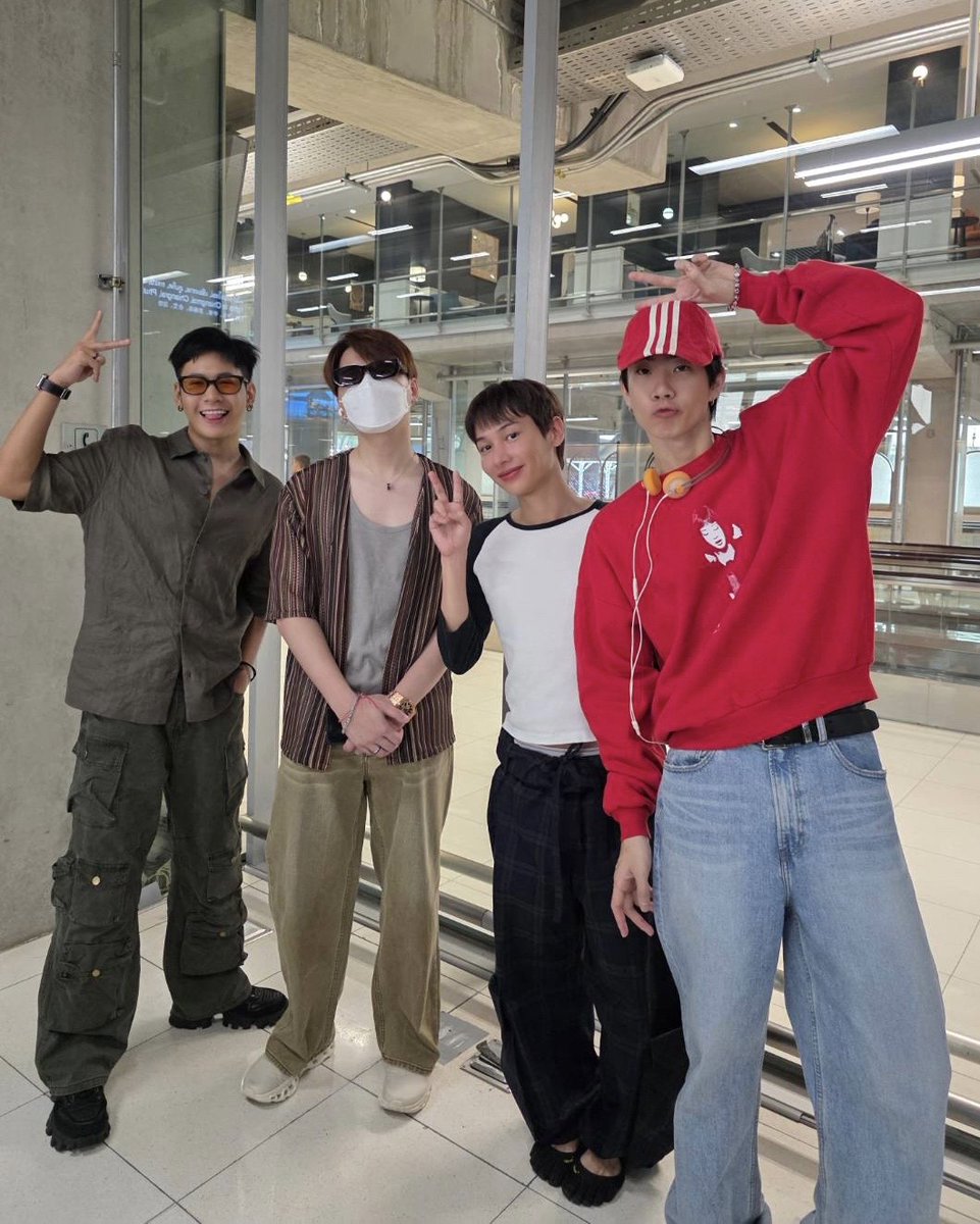 On our way to see everyone in Singapore now~ See you all tomorrowwwwww! It’s gonna be a blast! 🕺🏻💃🏻

P.S. Tay and New will catch up soon.

กำลังไปหาทุกคนที่สิงคโปร์แล้วจ้าาา พรุ่งนี้เจอกันน้าาาา รับรองสนุกแน่ 🕺🏻💃🏻

ปล. เตนิวจะบินตามมานะครับ

#PEBACAconcertSingapore
#GMMTV