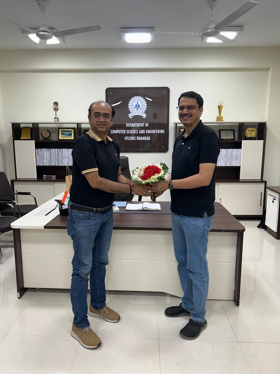 cse_iitism's tweet image. The Interaction Session on “How to Prepare for Upcoming Placement & Internship” by Mr. Sanjib Biswas and Mr. Ashay Sinha from Microsoft, hosted by CSE Society, IIT (ISM) Dhanbad, was a great success! 🌟 Students gained valuable insights into career prep and placement strategies.