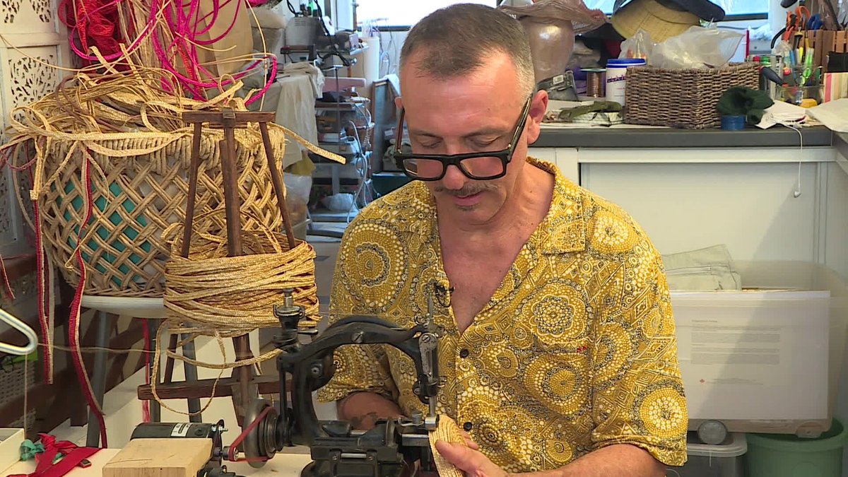 F3cotedazur's tweet photo. Il crée "chaque chapeau comme une véritable œuvre d'art" : rencontre avec un modiste ► https://t.co/dJqEzD4gqp #toulon #var #modiste #chapeaux https://t.co/g0Pvr2Zjoh