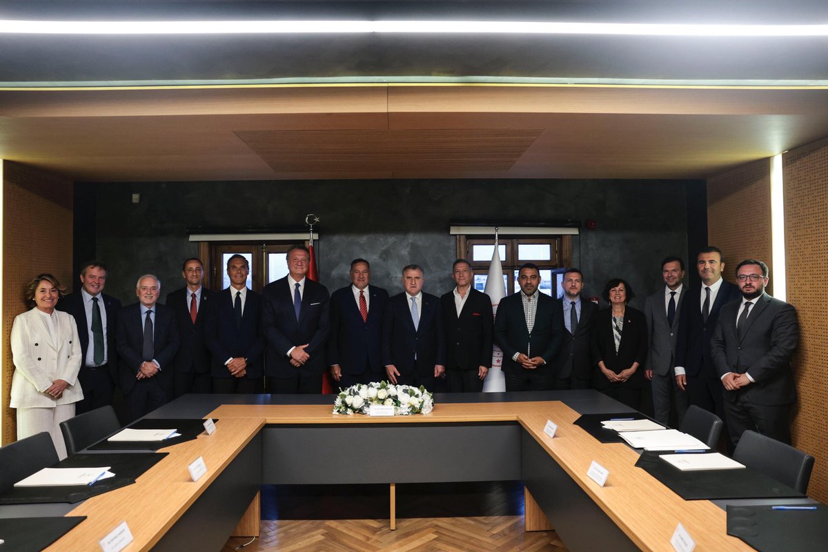 Avrupa Olimpiyat Komiteleri Başkanı Spyros Capralos ve yönetim kurulu üyeleri ile bir araya geldik.

2027 yılında İstanbul’da düzenlenecek olan Avrupa Oyunları süreci ile 2036 Olimpiyat Oyunları adaylık sürecimizi değerlendirdiğimiz çok faydalı bir toplantıya ev sahipliği yaptık.
