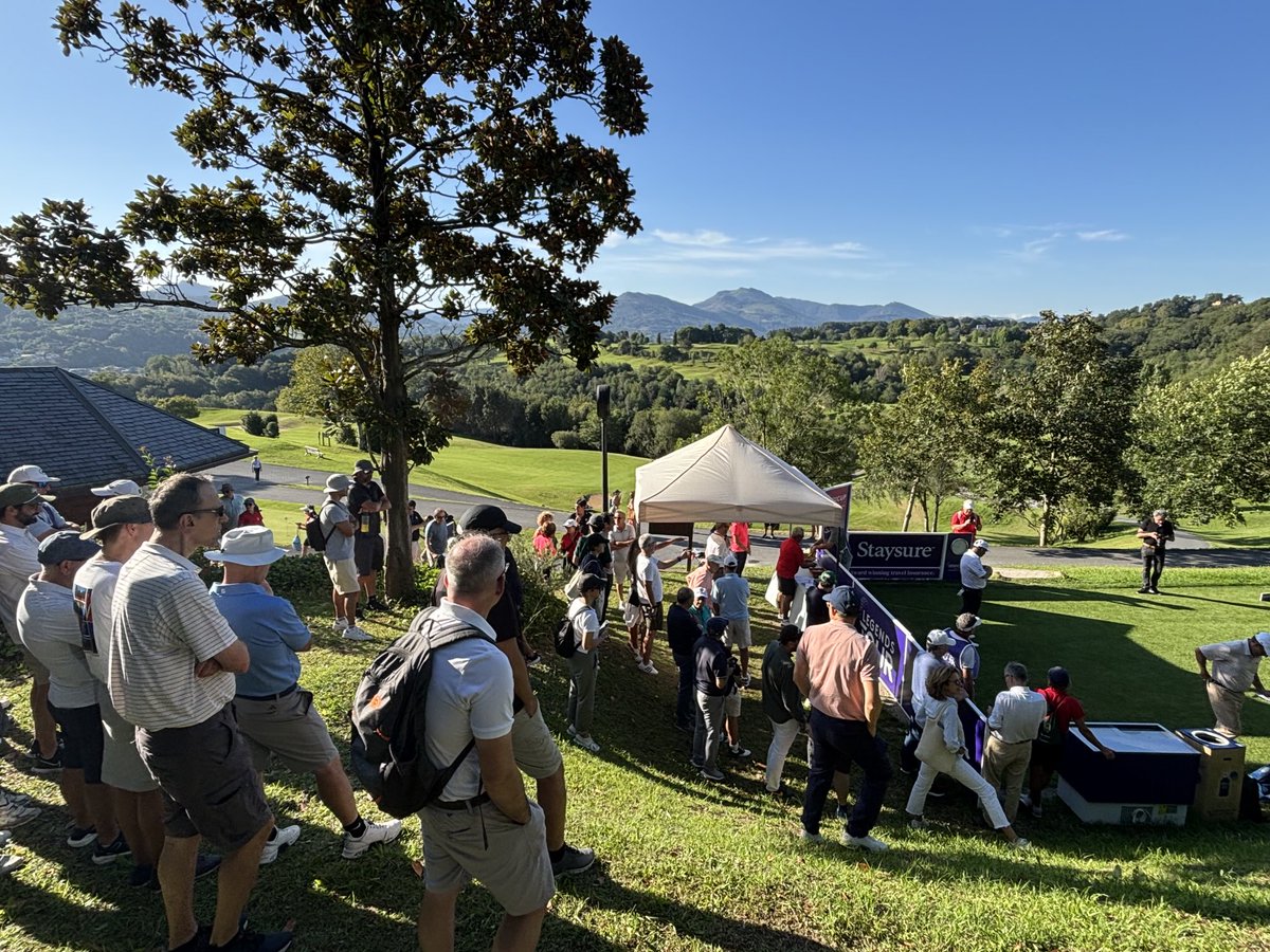 Salida de Chema y la leyenda tiene mucho tirón. Uno de los grandes de la historia del golf español. A pesar de tenerle cerca, prácticamente a diario, sigue emocionando a la gente. ⁦<a href="/rfegolf/">rfegolf</a>⁩ ⁦<a href="/fvascagolf/">FederacionVascaGolf</a>⁩ #golf