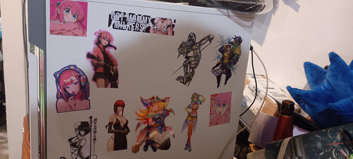 Ya va quedando la mamalona con puro sticker cabron (quiero una misato como tipo de taller mecánico, ya encontré al wey que hizo el sticker toda pedirlo como al vuelo de esa vez e ir pegando más stickers👍)