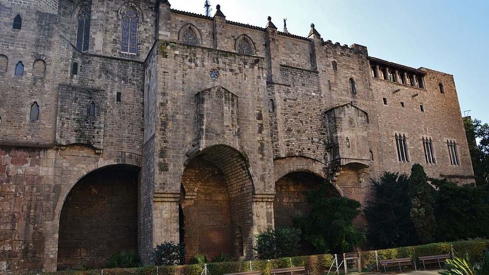 ireneuc's tweet photo. ⛪ Durant l’edat mitjana, la muralla romana va quedar atrapada dins la ciutat. Jaume I va construir un nou recinte, però la muralla antiga es va aprofitar com a fonament de palaus i capelles! Exemples: Palau Requesens, Capella de Santa Àgata... 🏛️ #BarcelonaMedieval #JaumeI https://t.co/8NwJwUmsTh
