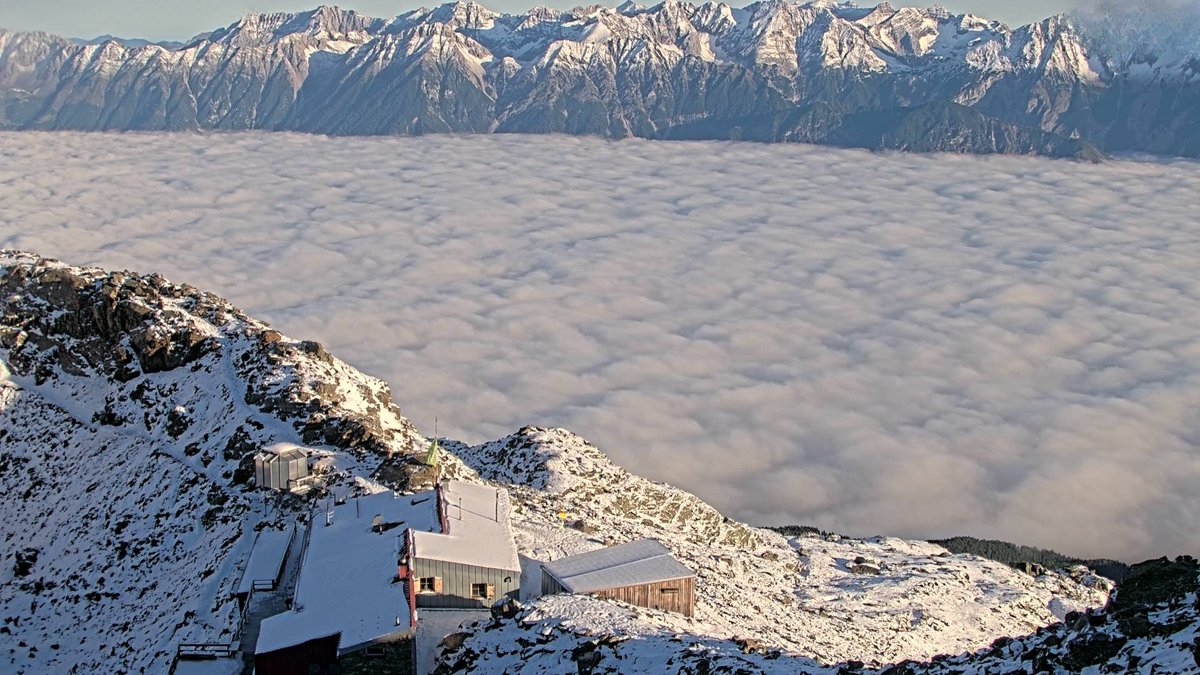 Der Sommer ist vorbei! Das ist er auch mit Blick auf die Berge – denn dort schneite es bis fast auf 2000 Meter herab. krone.at/3889695