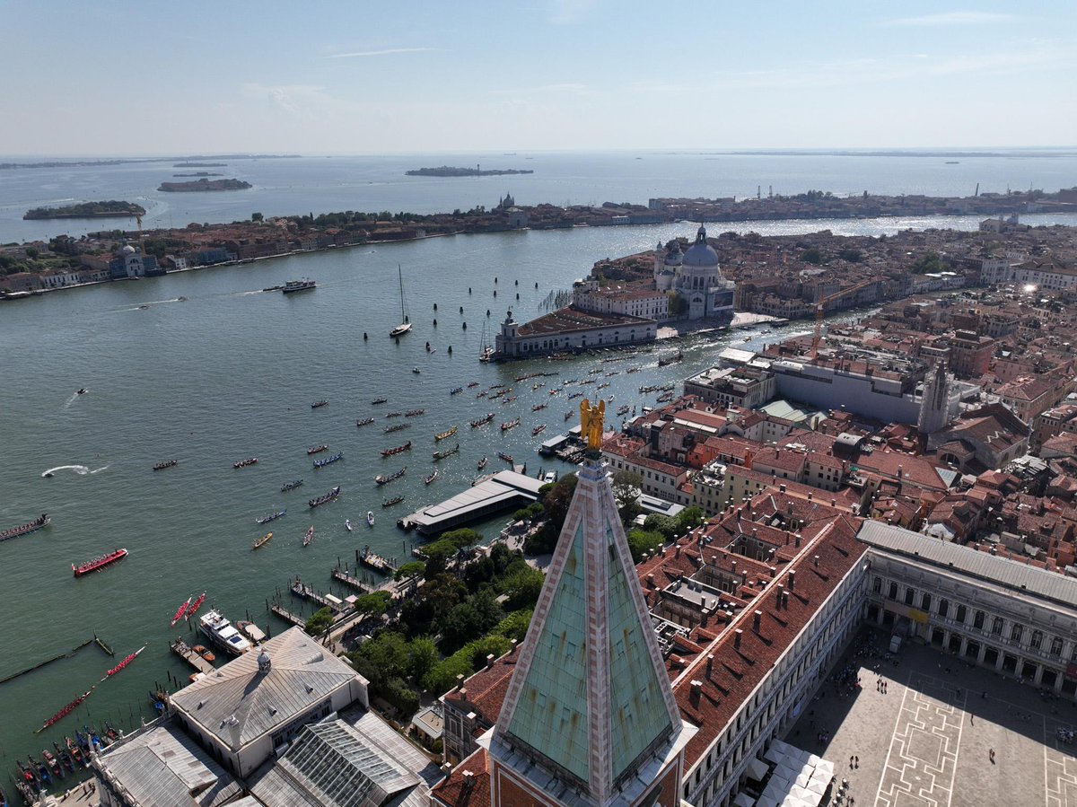 Tutti lungo il Canal Grande, domani domenica 7 settembre per la Regata Storica, l'evento remiero più spettacolare dell'anno che celebra la gloria della Serenissima e della voga veneziana.
Leggi il programma con gli orari sul sito regatastoricavenezia.it
Foto <a href="/veneziaunica/">Venezia Unica</a>