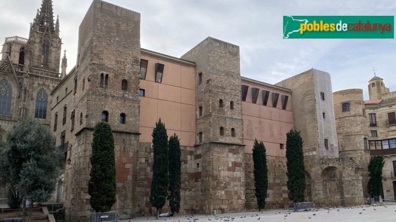 🚨 ATENCIÓ! Si camines pel Barri Gòtic de Barcelona, potser trepitges el passat romà sense saber-ho... Descobreix la muralla que va fer de Bàrcino una ciutat "coronada" 🏛️👑 Segueix el fil ⬇️ #Barcelona #Història #MurallaRomana