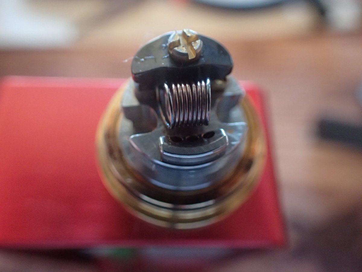 CTHRAG_YASKA's tweet image. さて、#MECHVAPE #PARAMOUR で温度管理モード。SS316L、26ga、3.5mm、9lap、0.73ohm？

あー、MECHVAPEの温度管理モード、めっちゃ怖い！スタートは80wなん？

パフボタン押すと10wとかに下がるけど、下がらなかったら一発でイガるぞ………

やっぱり、ワットモード(18w)で使おう。_(:3 」∠)_

#vape