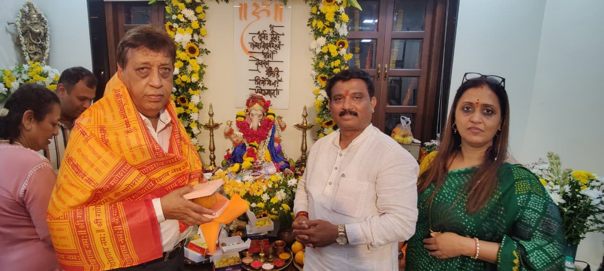 RajeshreeAtWork's tweet photo. दक्षिण मध्य मुंबई जिल्ह्याचे आय. टी. सेल अध्यक्ष श्री बिहारी मेहतानी यांनी आमच्या घरी येऊन गणपती बाप्पाचे दर्शन घेतले.
South Central Mumbai District I. T. Cell President Shri Bihari Mehtani came to our house and had darshan of Ganpati Bappa. @BIHARINM @BihariMehtani https://t.co/cE6yK8XQfo