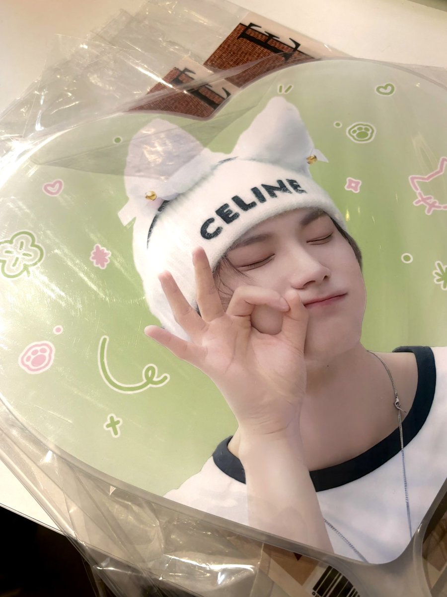 #Select_your_Sungho

조심스레 다녀온 언니네 생카 ♡
성호가 너무 예쁘구 럭드 좋은거 뽑겠다고
돈쓰고 6등만 잔뜩 나와서 눈물 흘리다가
2등뽑고 아주 햅삐해진...🫶🏻💗
금발도 좋지만 흑발 성호가 너모 조아요😉🩵