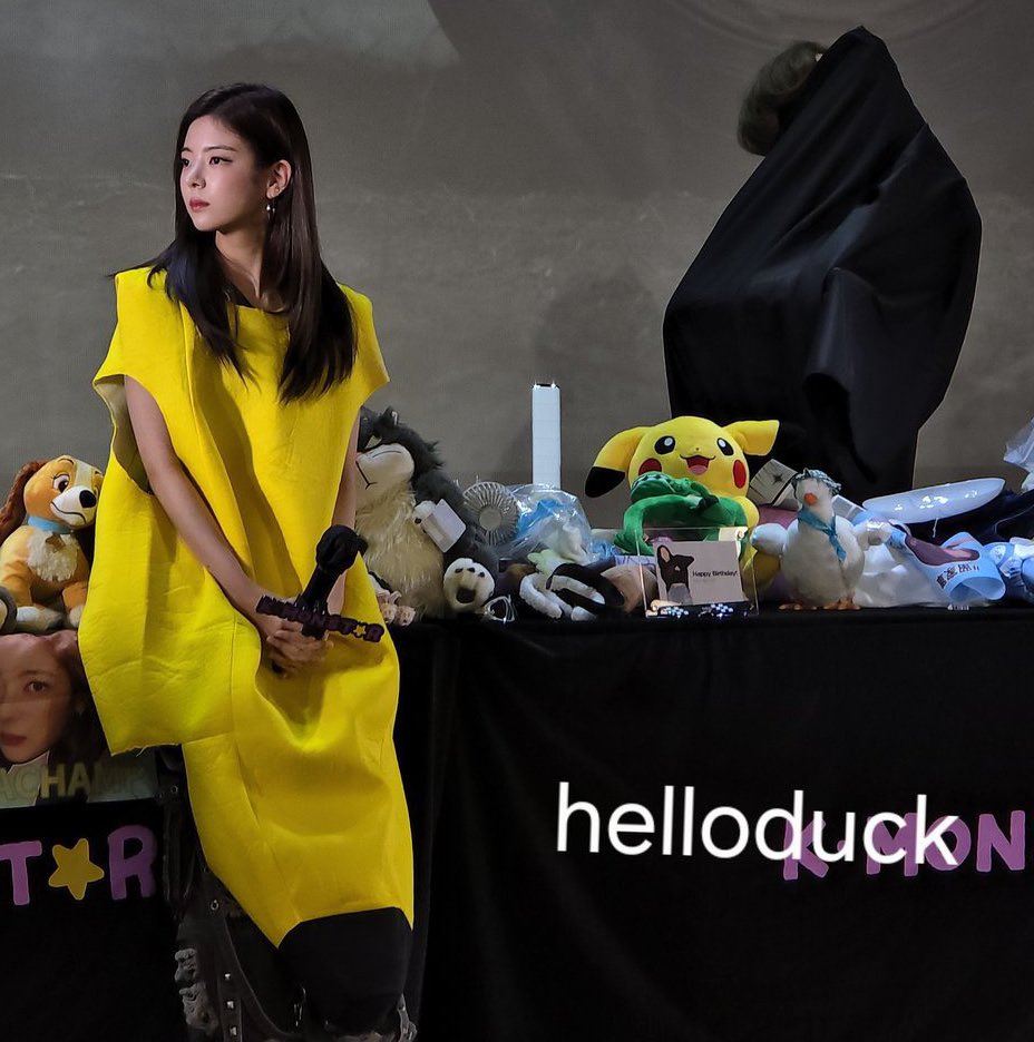 not lia making a banana costume look like a high fashion dress? this is insane? 😭