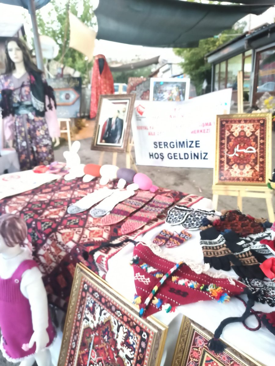Hakkâri’de düzenlenen ‘Bir Anadolu Şenliği’ kapsamında Aile Destek Merkezleri (ADEM) tarafından açılan stantlar, ziyaretçilerden yoğun ilgi gördü.

Haberin detayları:
aile.gov.tr/sygm/haberler/…

#AileYılı
#AilemizGeleceğimiz

<a href="/MahinurOzdemir/">Mahinur Özdemir Göktaş</a> 
<a href="/tcailesosyal/">T.C. Aile ve Sosyal Hizmetler Bakanlığı</a>