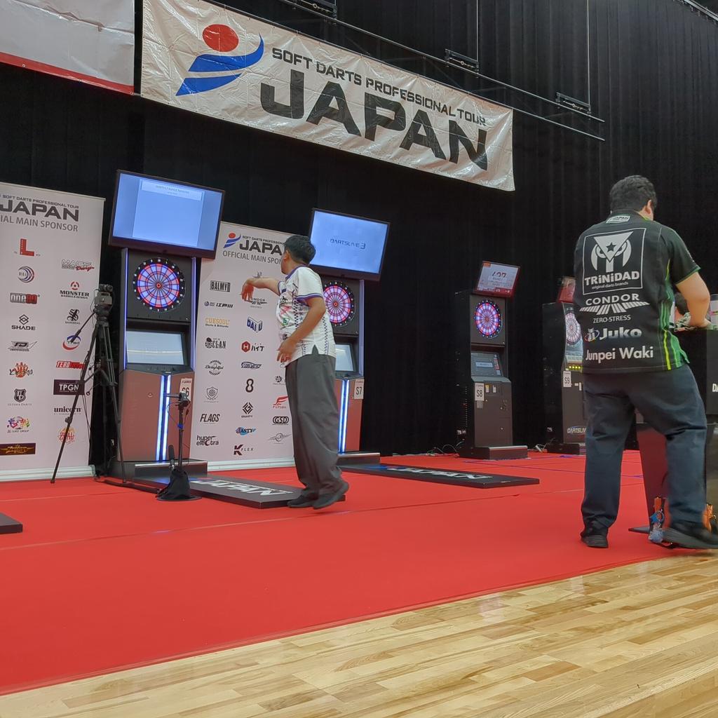 【STAGE 11大阪】

つづいてのLIVE中継は📹
風間 佑太プロ vs 脇 純平プロ

注目の対戦をぜひLIVE中継でお楽しみください。

実況解説付きLIVE中継と試合速報はコチラ
japanprodarts.jp/live.php