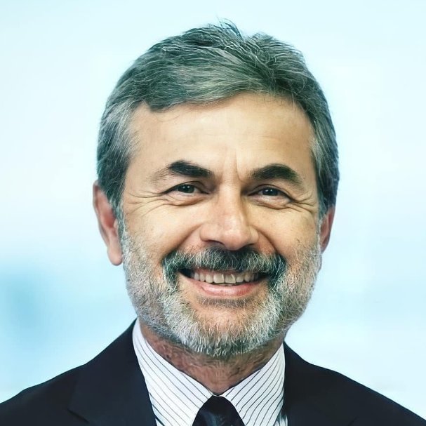 Efsanemiz Aykut Kocaman: "Fenerbahçe'deki teknik direktörlük kariyerimde 2011 şampiyonluğu, 2013 UEFA Yarı Finali ve 2 Türkiye Kupası bulunan biri olarak aksini düşünmek veya savunmak mümkün ve kabul edilebilir değildir. 

Kimi zaman yıkıcı 3 Temmuz kumpasına rağmen Avrupa