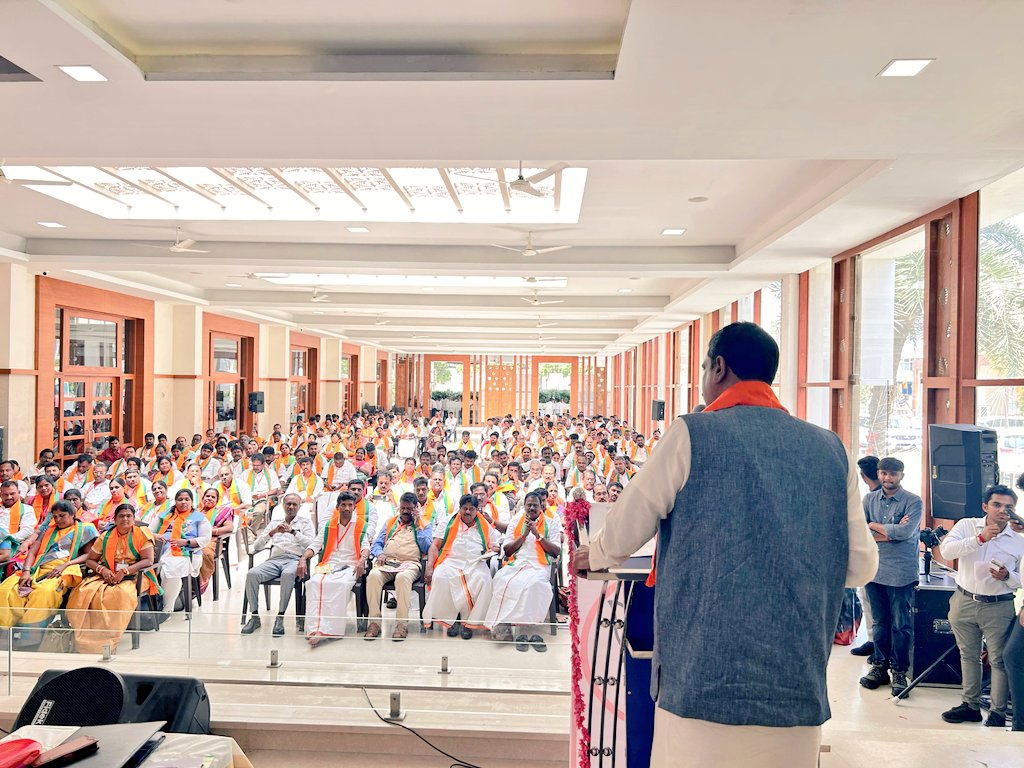 Participated in the #SevaPakhwada Workshop at Coimbatore, Tamil Nadu along with <a href="/BJP4TamilNadu/">BJP Tamilnadu</a> State President Shri <a href="/NainarBJP/">Nainar Nagenthran</a> ji.

The workshop focused on guidelines &amp; implementation plans for the upcoming #SevaPakhwada, ensuring service &amp; delivery at the grassroots.

Also