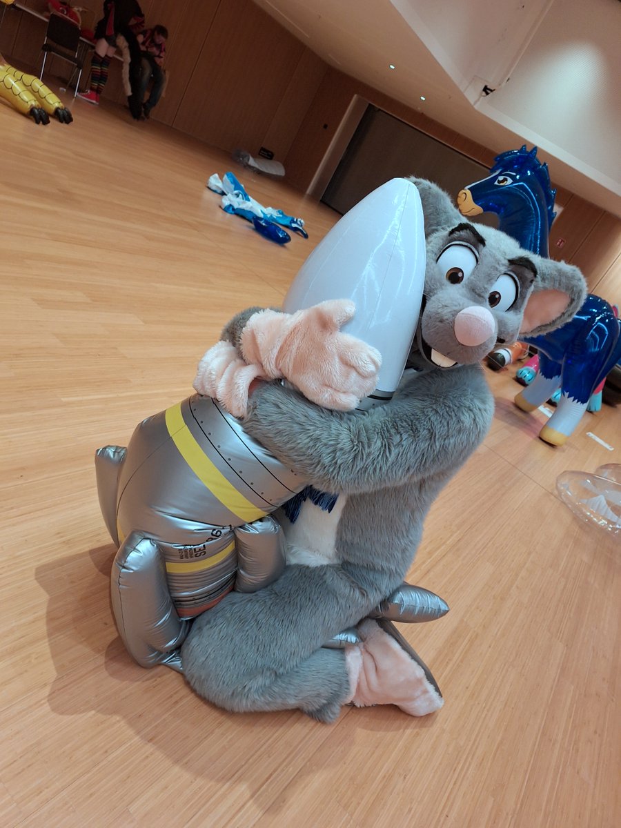 Unexpectedly popular... AIM 54 missile by <a href="/TheTazinas/">Tazinas</a>. @dariomouse and Disgrace <a href="/CollieToyInsp/">Mason λ 💙💛</a> showing it some love. ❤️🚀

Ultimately it stood no chance against the dreaded Deflator Mouse. 🐭💨

Sort of on topic for #Eurofurence29