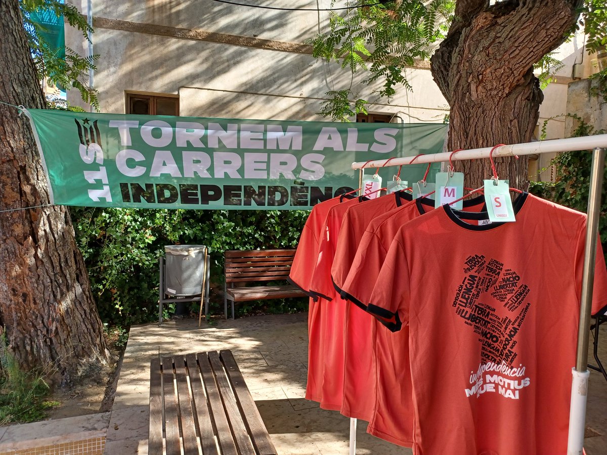 Recordeu que avui dissabte estem venen les samarretes de #11S a la Plaça dels Peixos de #Tiana

#MésMotiusQueMai
<a href="/assemblea/">Assemblea Nacional Catalana</a> 
<a href="/ANCMontgat/">ANC Montgat</a>