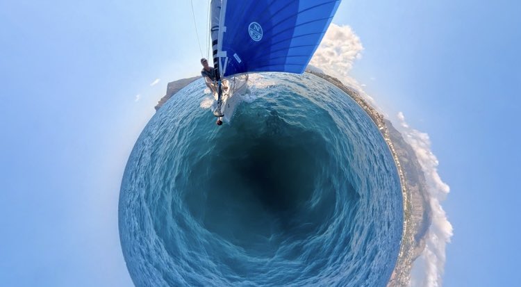 Je lis ici ou là que le monde ne tournerait pas très rond. Ce n’est pas le cas en baie d’Altea #altea