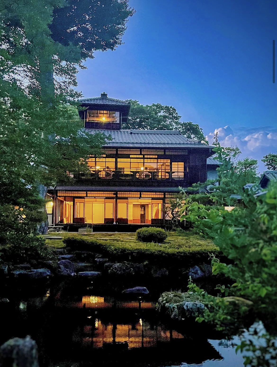 黒地陽刻花鳥文二口偏壺 大清雍正年製 740 黒地陽刻花鳥文二口偏壺 大清雍正年製 740