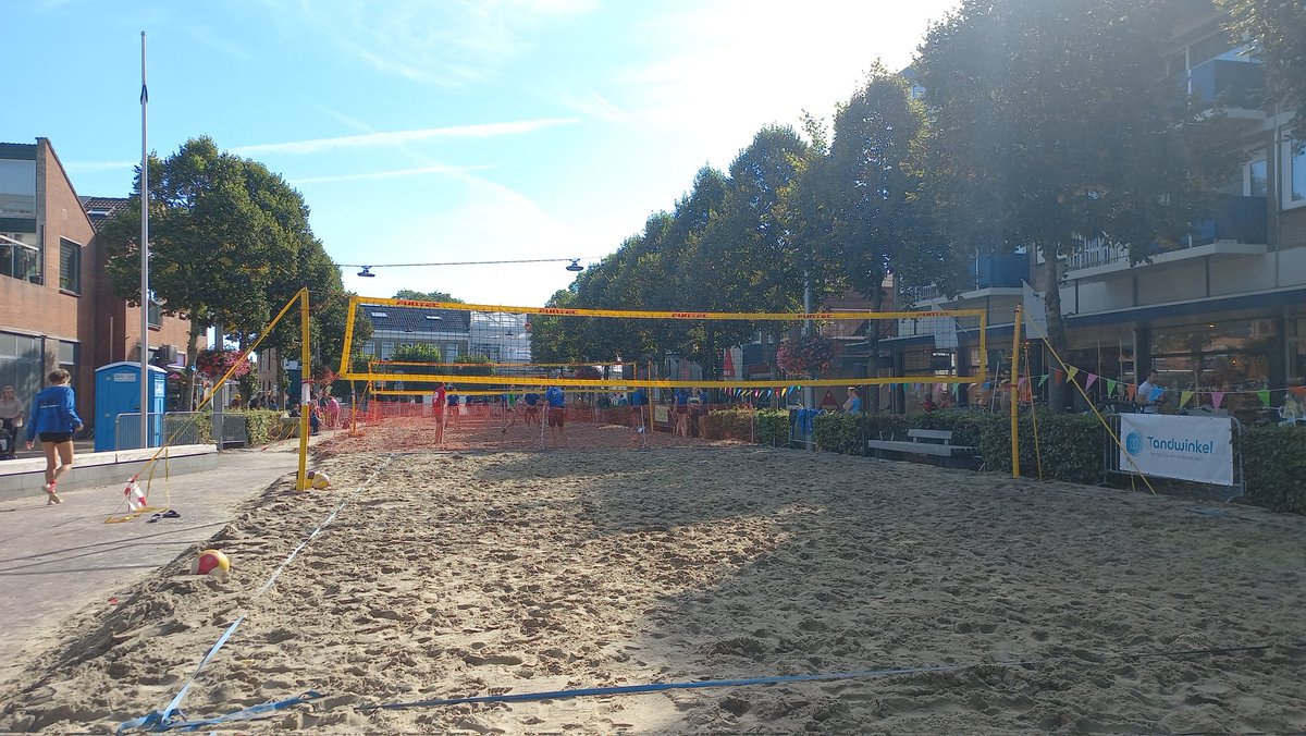 Je kunt er de klok op gelijk zetten, september of niet, als Geldermalsen on the Beach begint is het ook daadwerkelijk strandweer. Hele dag beachvolleyballen op de Markt. Let's go! ☀️🏐