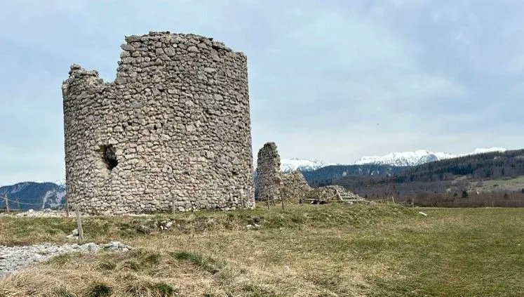 Lancement d'une souscription avec la Fondation du patrimoine pour restaurer le moulin de la Mûre de Vassieux-en-Vercors (Drôme) et lui installer des ailes francebleu.fr/infos/culture-…