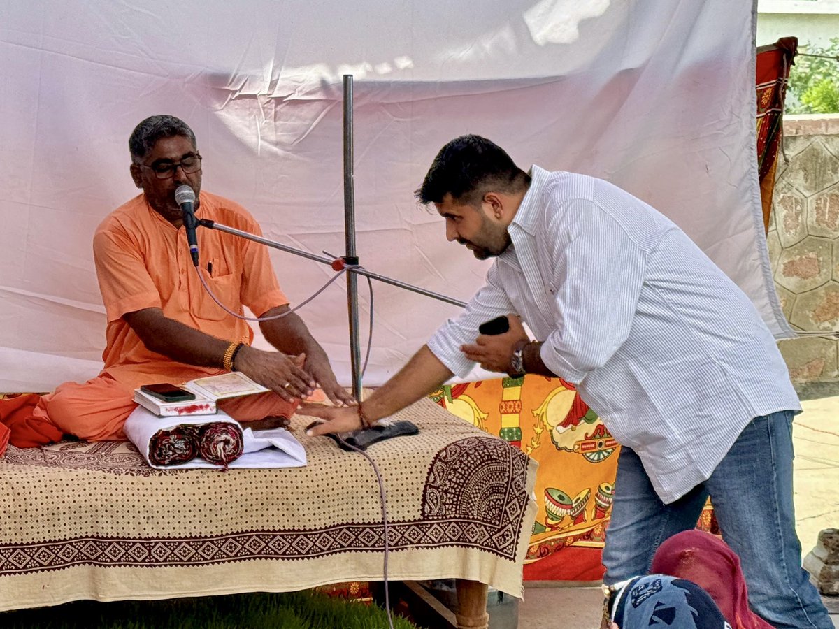 धोरीमन्ना प्रधान प्रतिनिधि आदरणीय श्री गोरधनराम जी बिश्नोई जी के गत दिवस निधन उपरांत आज उनके निवास पहुँचकर दिवंगत पुण्यात्मा को श्रद्धांजलि अर्पित की एवं शोक-संतप्त परिजनों को ढाँढस बंधाया।

आज पगड़ी रस्म के अवसर पर समाज बंधुओं द्वारा पर्यावरण संरक्षण की अनूठी पहल का हिस्सा बनने