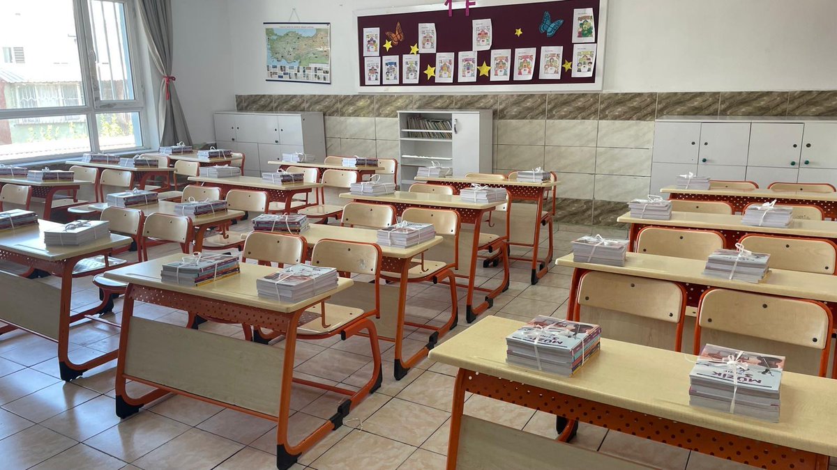 📚 Çocuklarımıza yalnızca akademik bilgi değil; değerlerimizden tarihimize, millî ve manevî bilinçten temel yaşam becerilerine kadar birçok kazanım sunmak için ders kitaplarımız sıralardaki yerini aldı.

Kepez İlçe Millî Eğitim Müdürlüğü olarak, Millî Eğitim Bakanlığımız