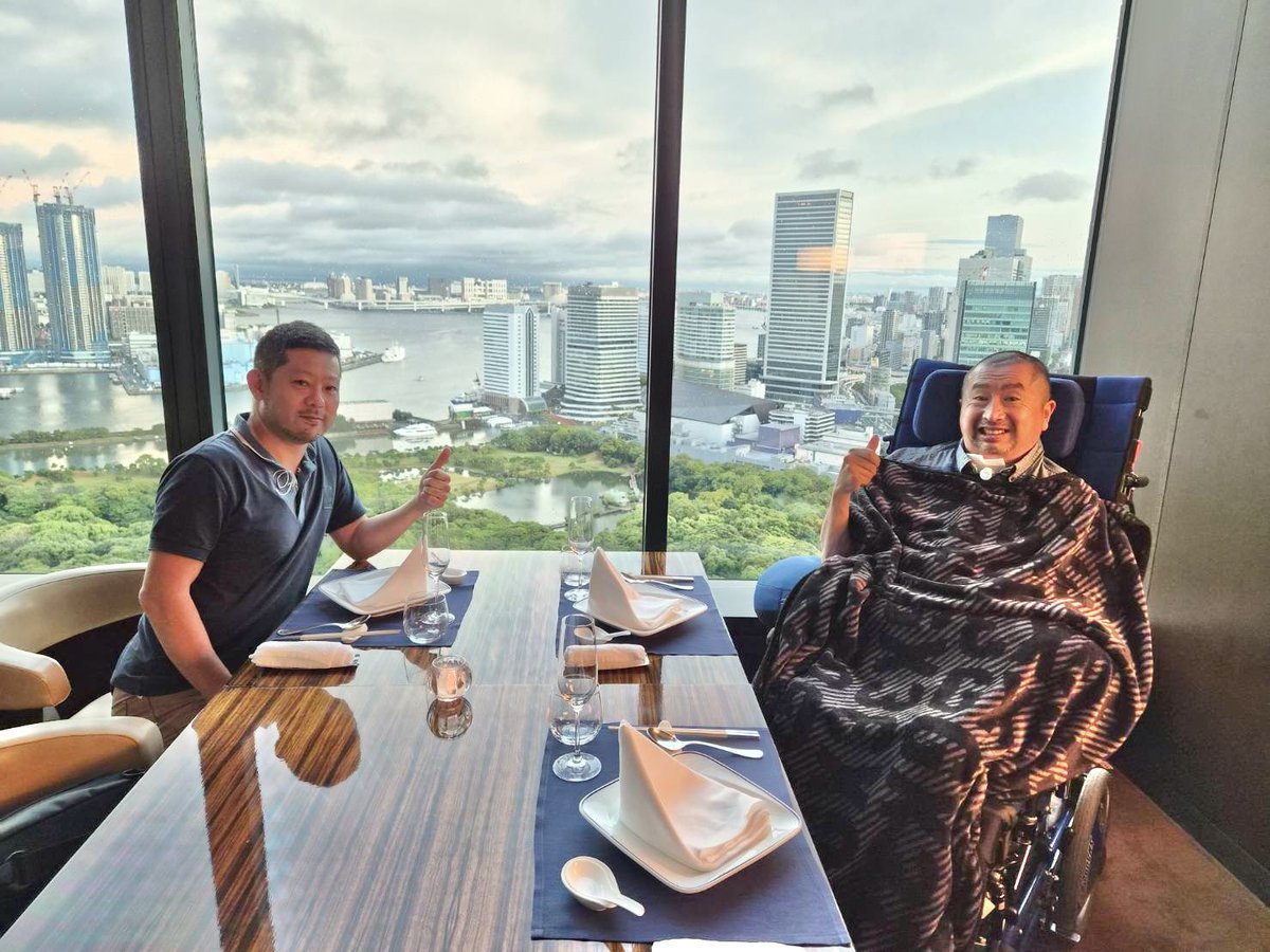 今日は家弓社長のパートナー、マサくんの48歳の誕生日〜🎂✨

お祝いのLINEを送ったら、「昨夜はホテルで家弓さんに祝ってもらいました。いつもはルームサービスにするところを、誕生日だからと頑張ってレストランで食事してくれました」と素敵な写真を返してくれました☺️