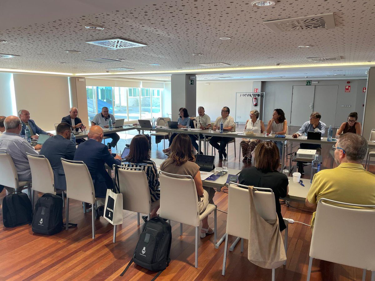 blazquezbalonma's tweet photo. En el marco de la #SupercopaIbérica de Pamplona (@gob_na, @deporte_na) y la Gala del Balonmano Femenino (@IberdrolaDHF), celebramos la primera reunión de la Junta Directiva de la temporada. 

Arrancamos el nuevo curso cargados de ilusión y multitud de proyectos encima de la mesa. https://t.co/T876uyopEL