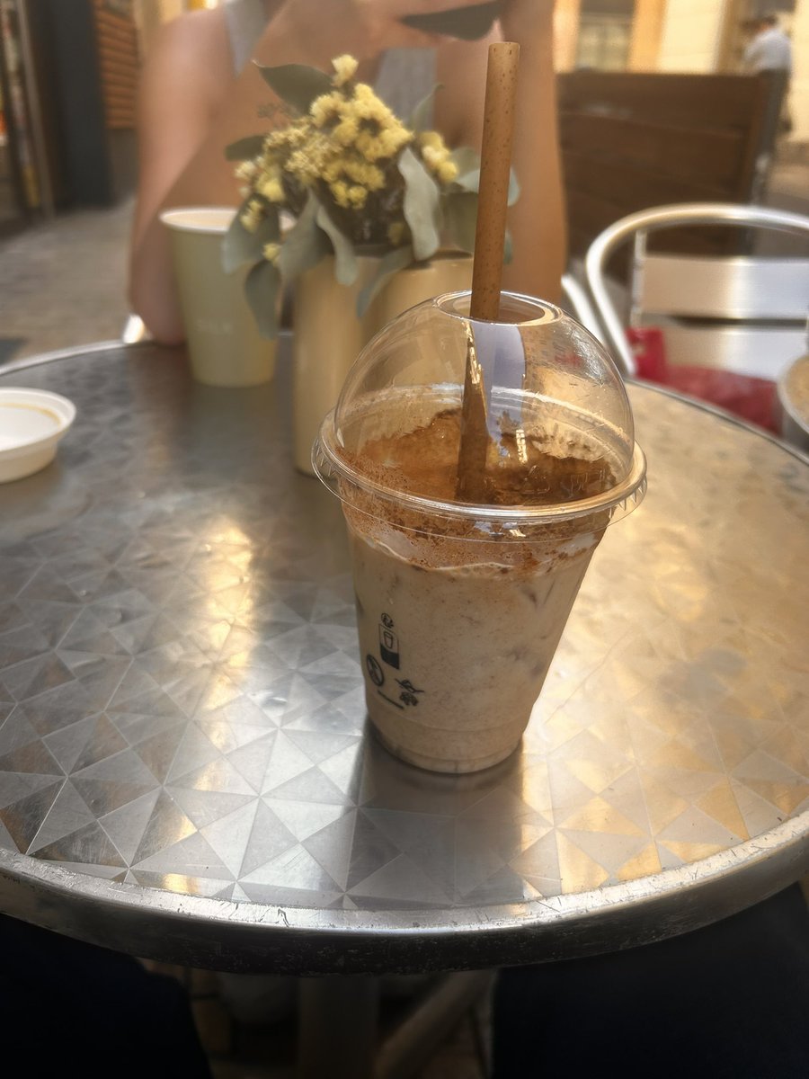 robinvan777's tweet photo. J ai des ptsd de Montréal en buvant cette frappe https://t.co/RgANaKHncv