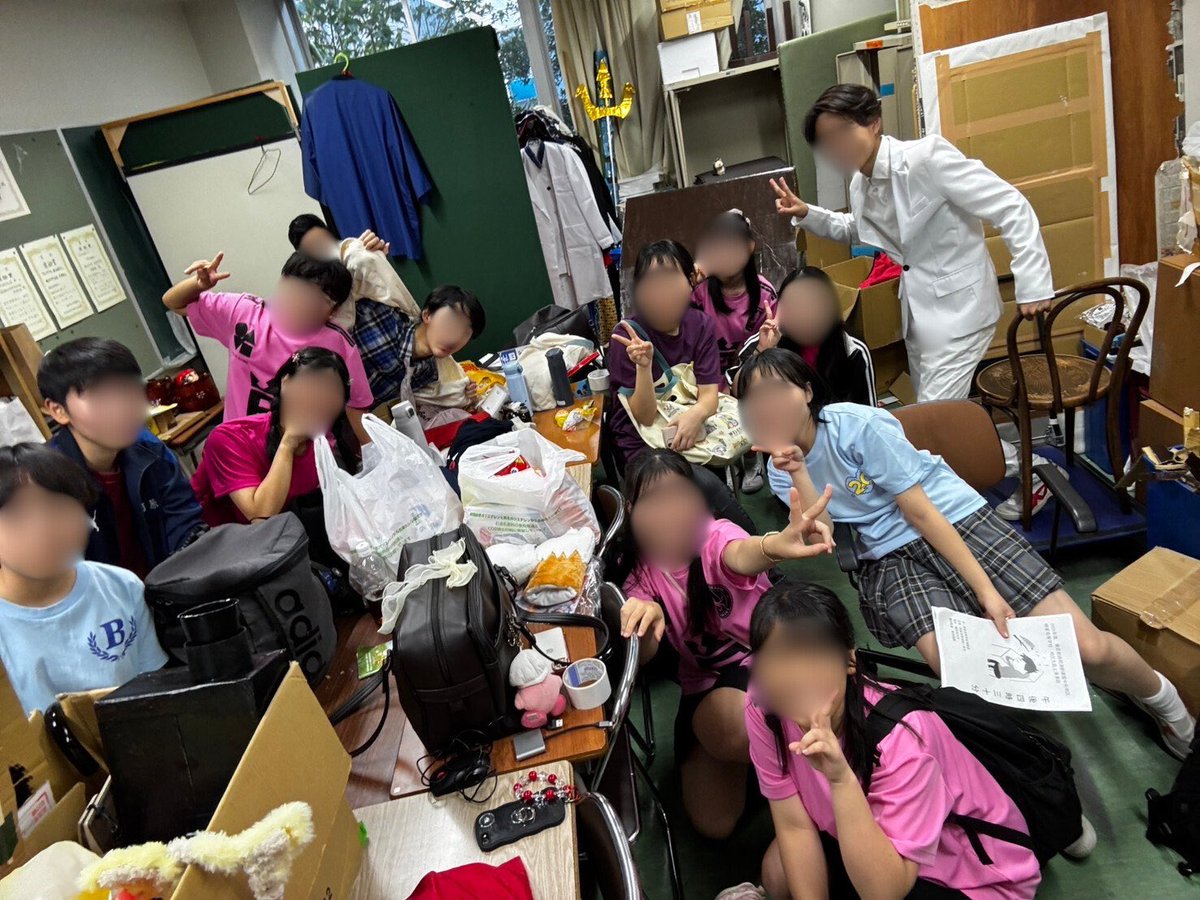 本日は文化祭公演1日目でした❤️‍🔥
ご鑑賞頂いた皆さま、ありがとうございました！！
明日も14:25〜アリーナで上演致しますので、是非竹早高校まで足を運んでいただけると嬉しいです☺️
公演後のオフショットを添えて