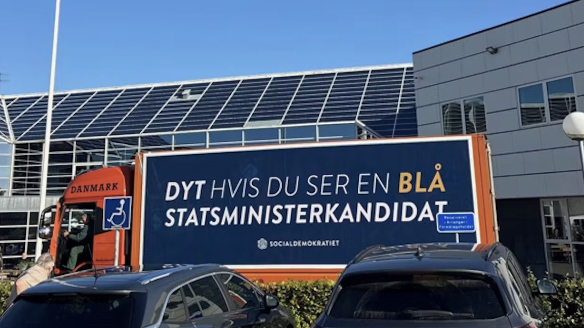 Så’ der valgkamp. S har kørt denne lastbil op foran Borgerligt Konvent i Fredericia nyheder.tv2.dk/live/politik/2…