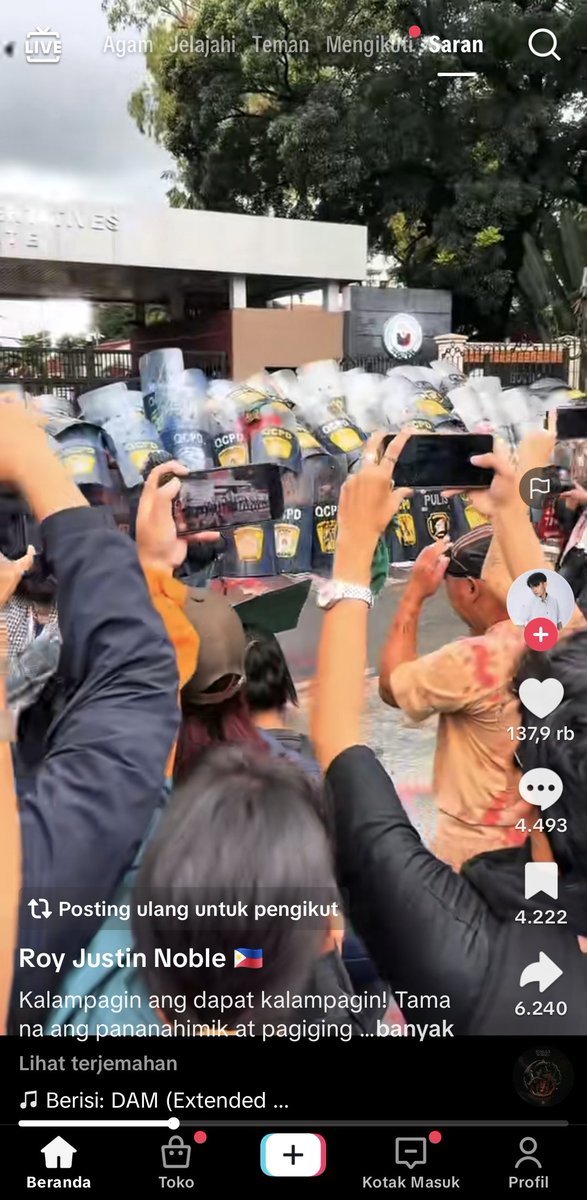 Demo pertama kali yg dilakukan rakyat Filipina. Katanya terinspirasi dari demo yg dilakukan rakyat Indonesia. Masalahnya sama. Mereka melawan pemerintahnya yg Korup parah. Pajak bayar terus tapi banyak wilayah yg masih banjir. Keluarga penjabatnya juga suka mengumbar kemewahan.