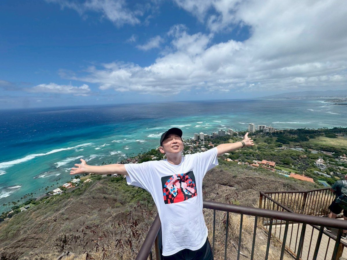 ariyoshi_yasumi's tweet image. ／
有吉の夏休み2025
密着77時間in Hawaii
放送まであと1時間🌺
＼

今年はハワイといえば…
あの山に初登頂⛰️

キリンに餌やり体験も🦒

#有吉の夏休み2025
#有吉弘行
#田中卓志
#新山（さや香）
#野呂佳代
#ビビる大木
#みちょぱ
#吉村崇 
#ハワイ