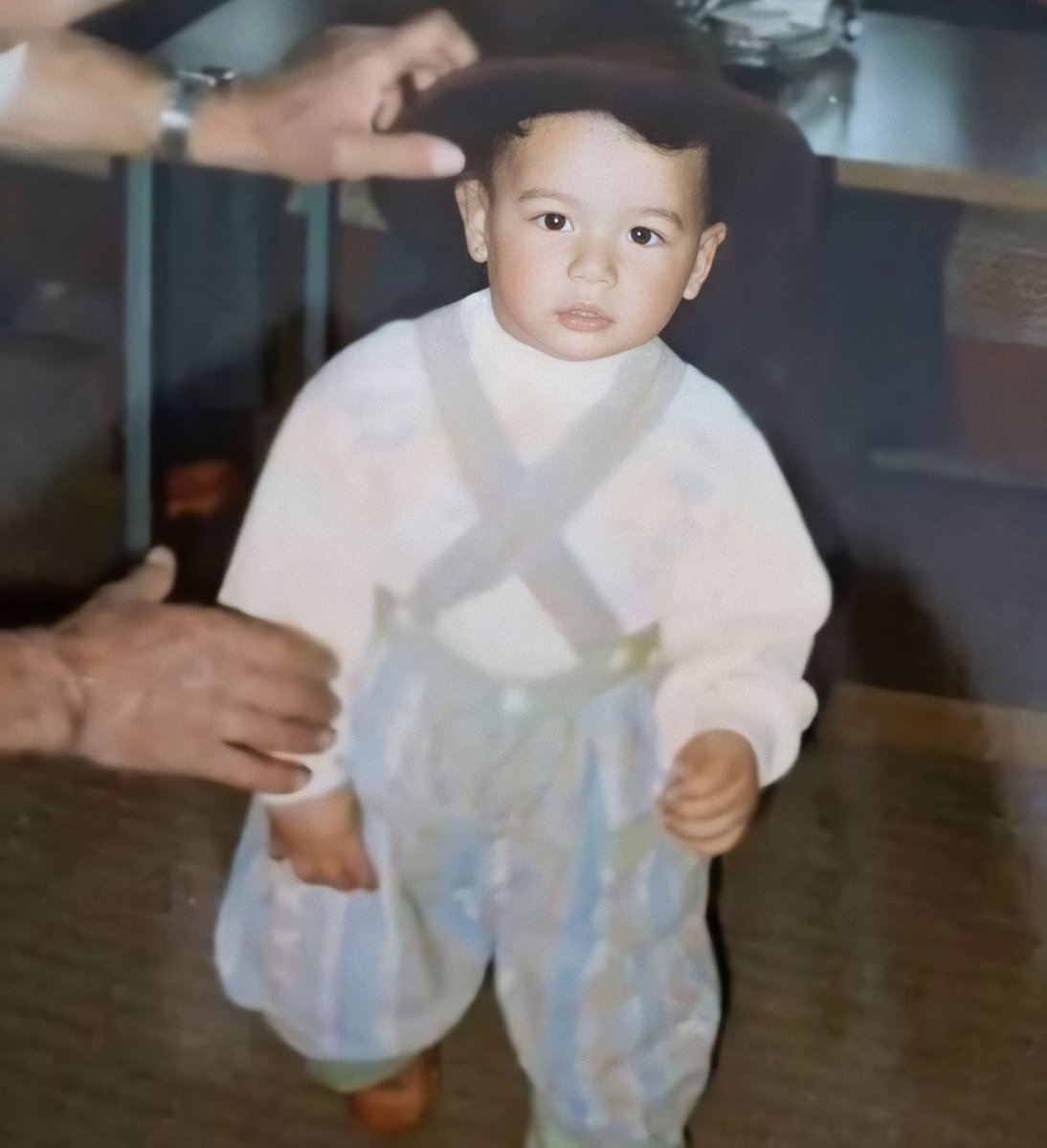 Bir yiğit ardından, 3849. gün.

Emeklerken diz vurduğun iz vurduğun her yerde,
Ayaklanıp atladığın eşiklere bismillah.

Unutma, unutturma.
#FıratYılmazÇakıroğlu