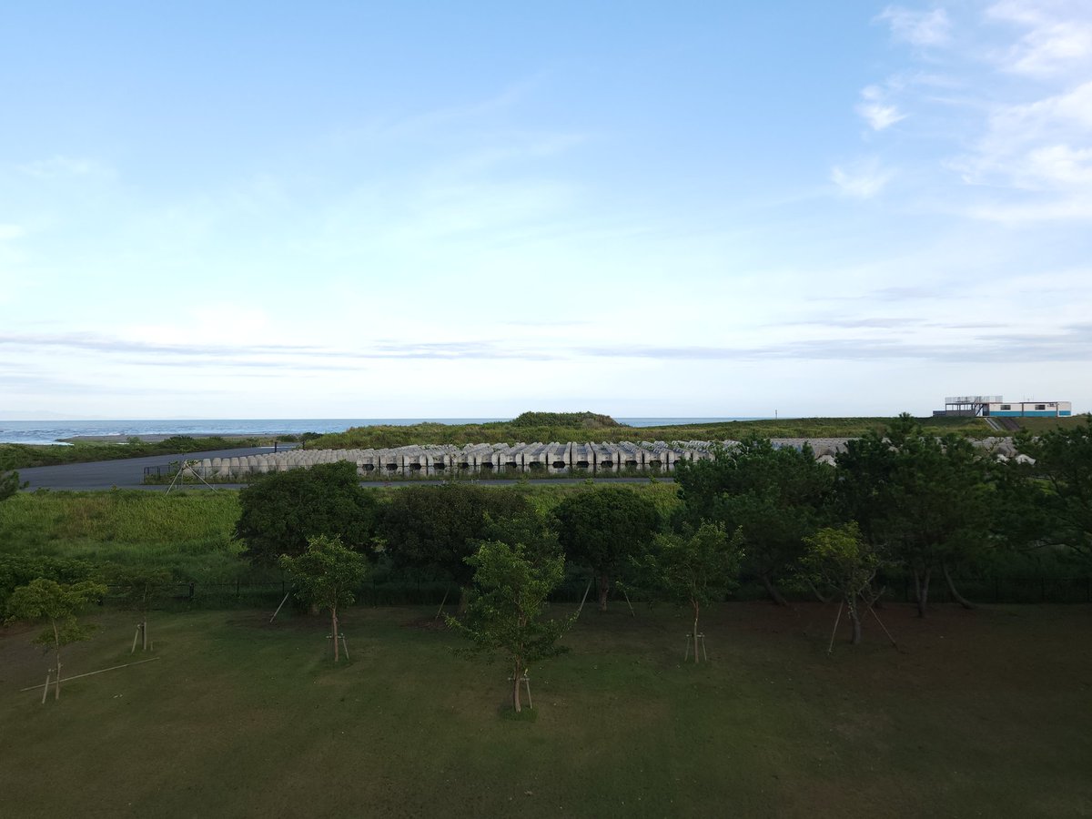 吉田公園 滑り台上の展望台(静岡県吉田町)
2025/09/06撮影[リアルタイム投稿]
海！