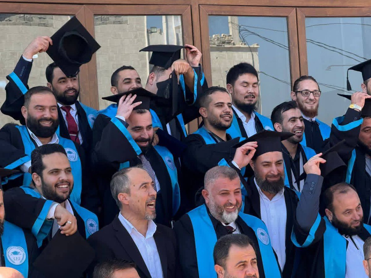 نبارك للسيد أنور طه الزعبي محافظ درعا تخرجه من كلية العلوم السياسية في جامعة الشمال الخاصة في محافظة إدلب !!!!!!!!💃💃💃💃