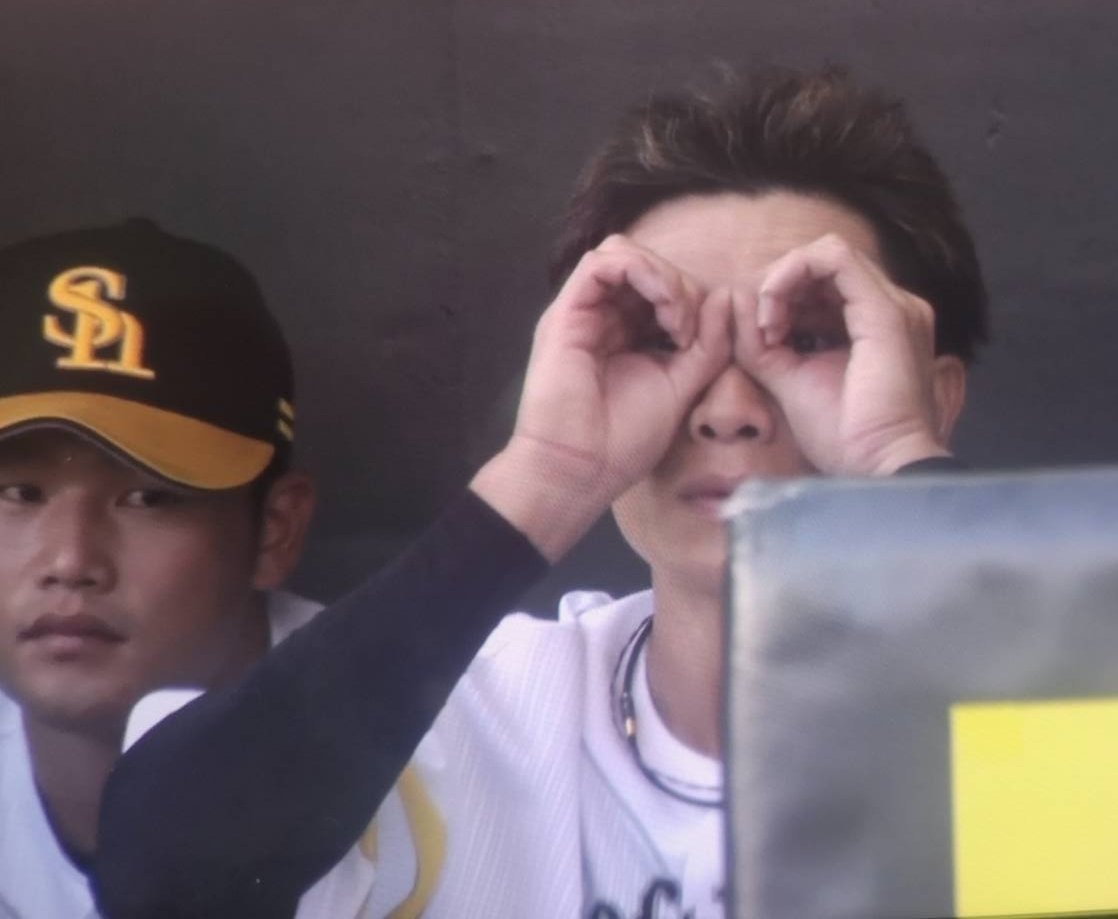 柳田悠岐さん何してんの（笑）
ほんで後ろの山本くん（笑）