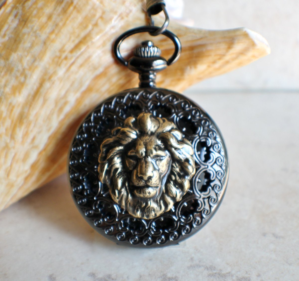 charsfavorite's tweet image. Time to make a statement. Discover the elegance of our Bronze Lion Mechanical Pocket Watch in sleek black. Elevate your style and embrace timeless craftsmanship today. #LuxuryTimepieces #TimelessElegance

Shop Now charsfavoritethings.com/products/5men-…