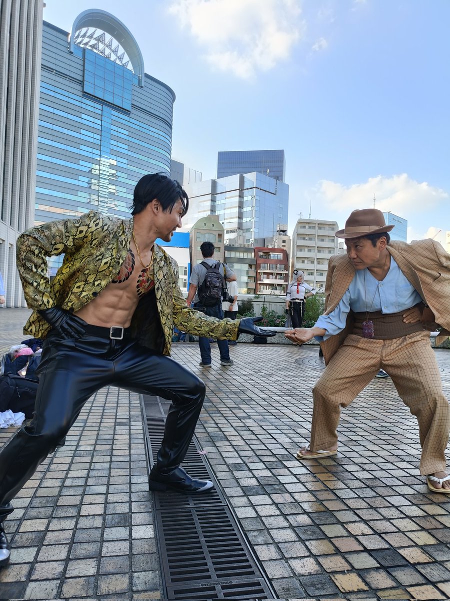 男二人、仁義を切る
(初対面の挨拶)

『お控えなすって！
ご当家軒下の仁義失礼ですが
お控え下すって
早速ながらご当家軒下三尺三寸
借り受けましての仁義
失礼さんにござんす。』

真島吾朗　ウルトラF 様
(<a href="/Ultra_Fujitani/">ウルトラＦ@宮城の狂犬 9/6-7池アコ！</a>)

車 寅次郎　自分
撮影　やみねこマグ 様
(<a href="/yamineco/">やみねこマグ＠</a>)
#アコスタ池袋