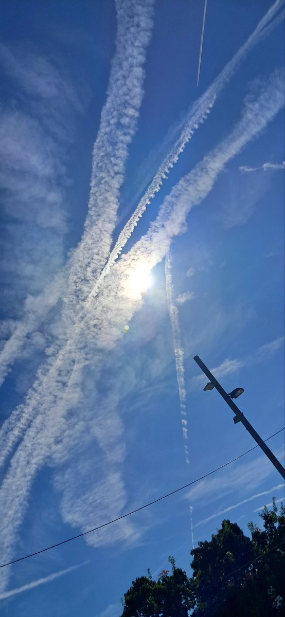 sales a la calle y tu sentido comun te dice  este cielo no es normal