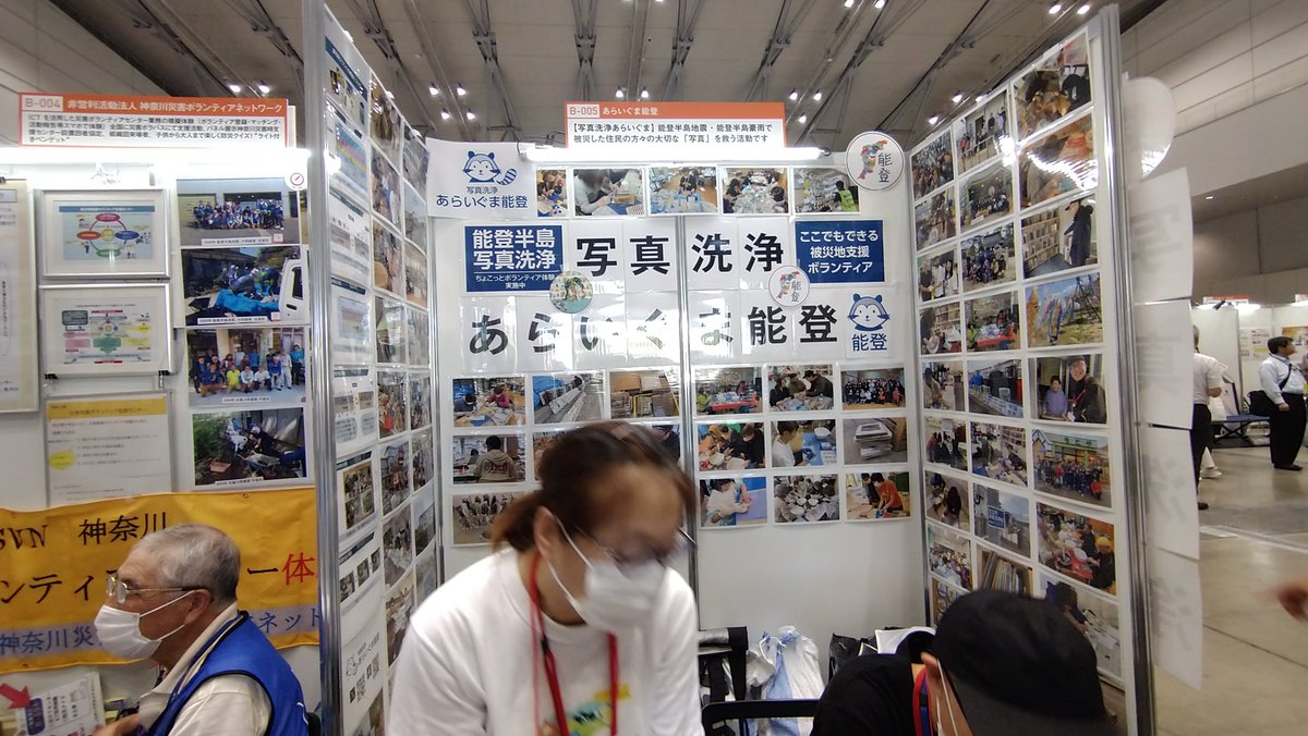 mokujiki2's tweet image. あらいぐまさんもいらしてた。
エタノールで写真を拭くワークショップ。
写真も、銀塩、インクジェットと、状態も色々違うので難しそう。