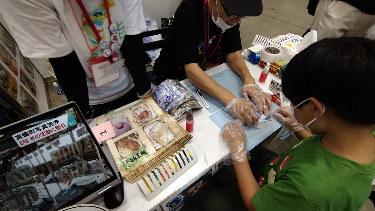 mokujiki2's tweet image. あらいぐまさんもいらしてた。
エタノールで写真を拭くワークショップ。
写真も、銀塩、インクジェットと、状態も色々違うので難しそう。