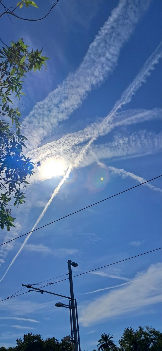 eoeeeeeeeeeeeee's tweet photo. este cielo NO es normal #geoingenieria #chemtrails #sequiainducida #laruinadeespaña @AEMET_Esp #agendasatanica #bioterrorismo #sabado #barcelona https://t.co/JzkxLPMHuv