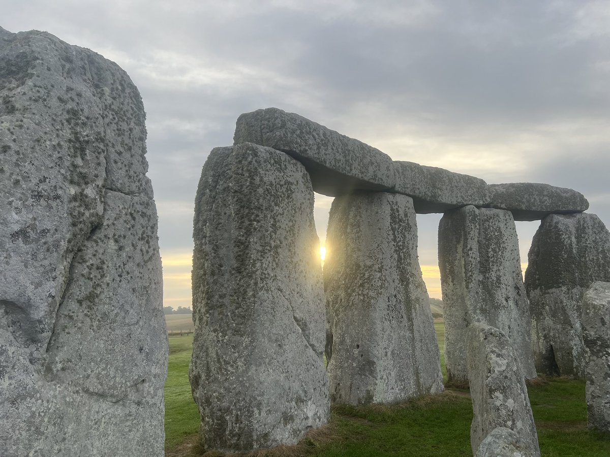 Sunrise at Stonehenge today (6th September) was at 6.28am, sunset is at 7.42pm 🌤️
